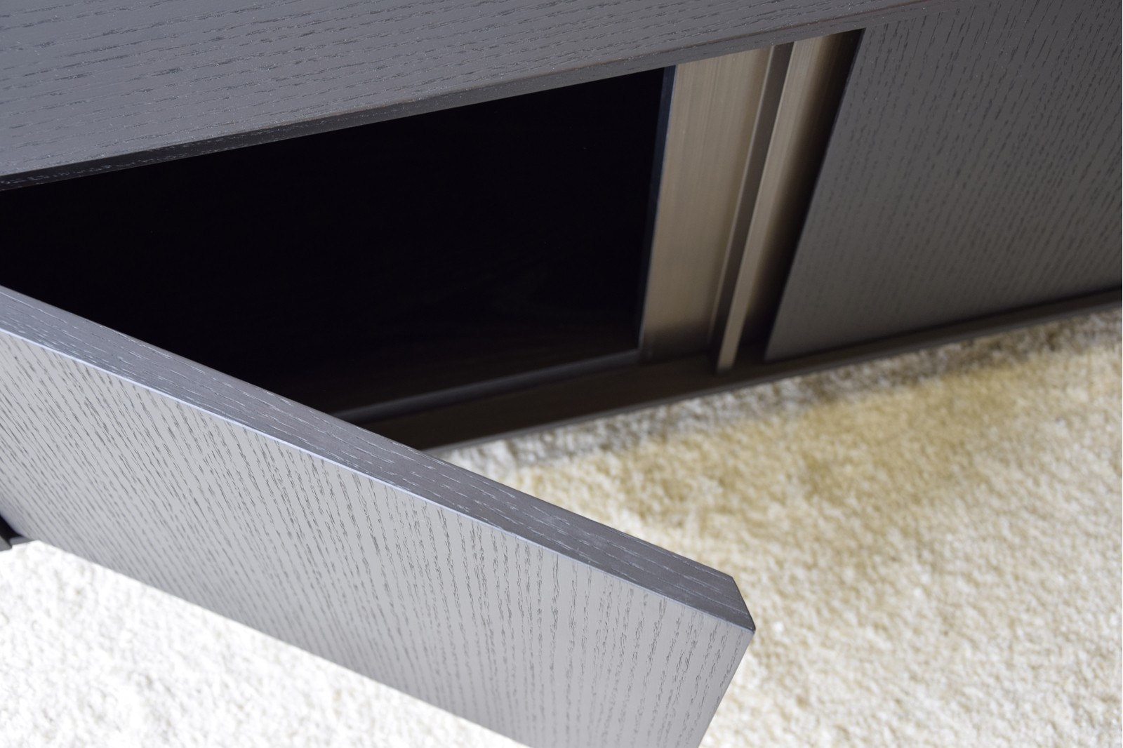 mueble-tv-negro-y-detalle-en-laton (2)