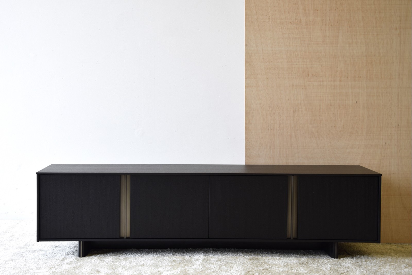 mueble-tv-negro-y-detalle-en-laton