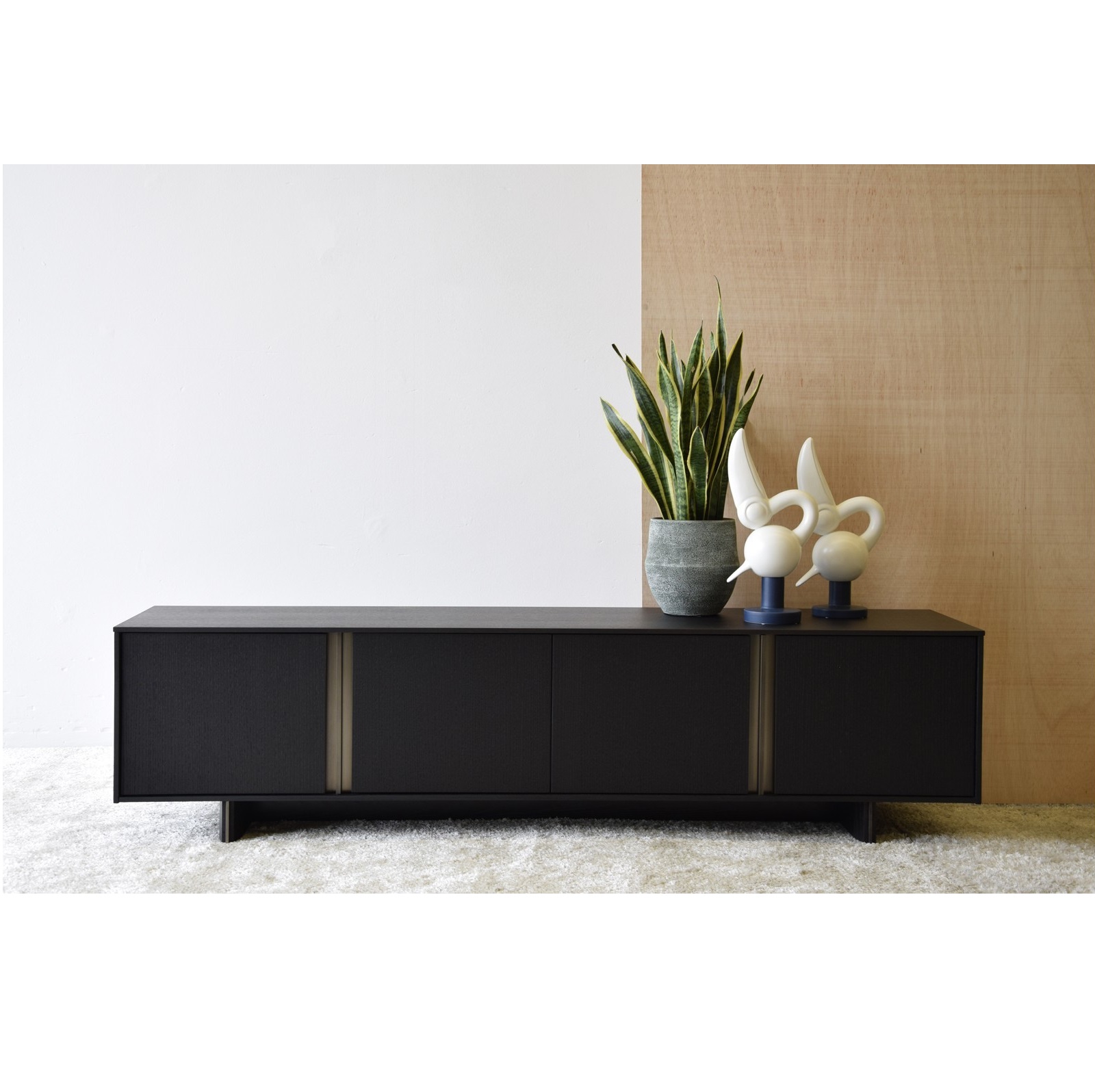 mueble-tv-negro-y-detalle-en-laton